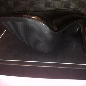 Black patent pointed -pumps